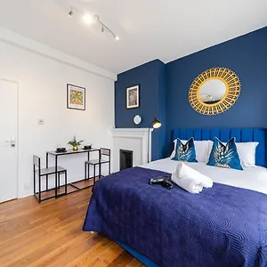 Super Central Studio I Next To Beach & Shopping Centre I King Size Bed I Sleep 3 Brighton